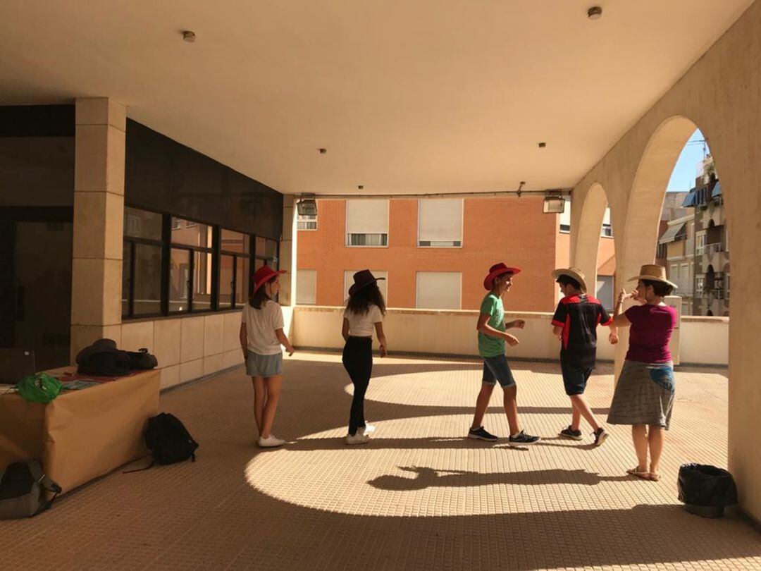 Alumnos de cinco institutos han participado en una yincana con motivo del Día Europeo de la Lengua.