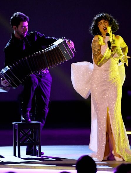 Mon Laferte durante su actuación en los Grammy Latinos en Las Vegas