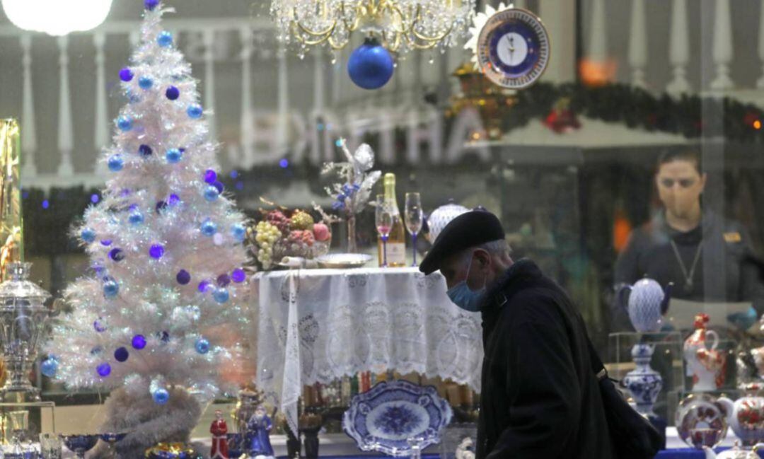 Viandante ante un escaparate de Navidad