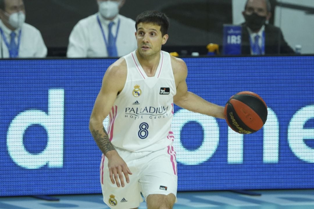 Nico Laprovittola jugando un partido con el Real Madrid