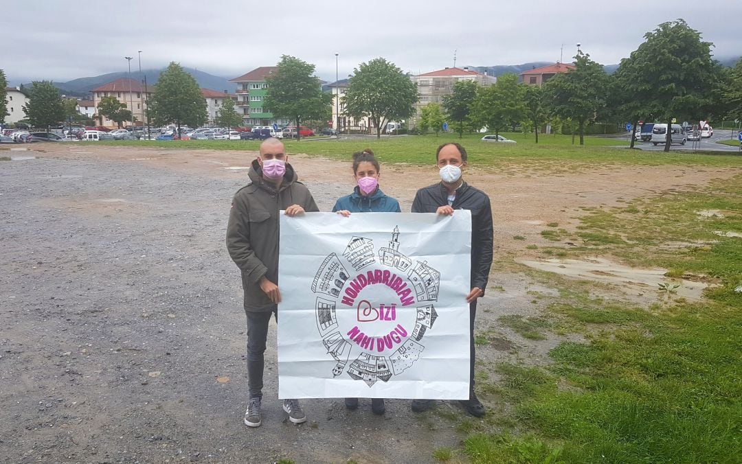 Miembros de Abotsanits en el solar frente a Biteri Eskola