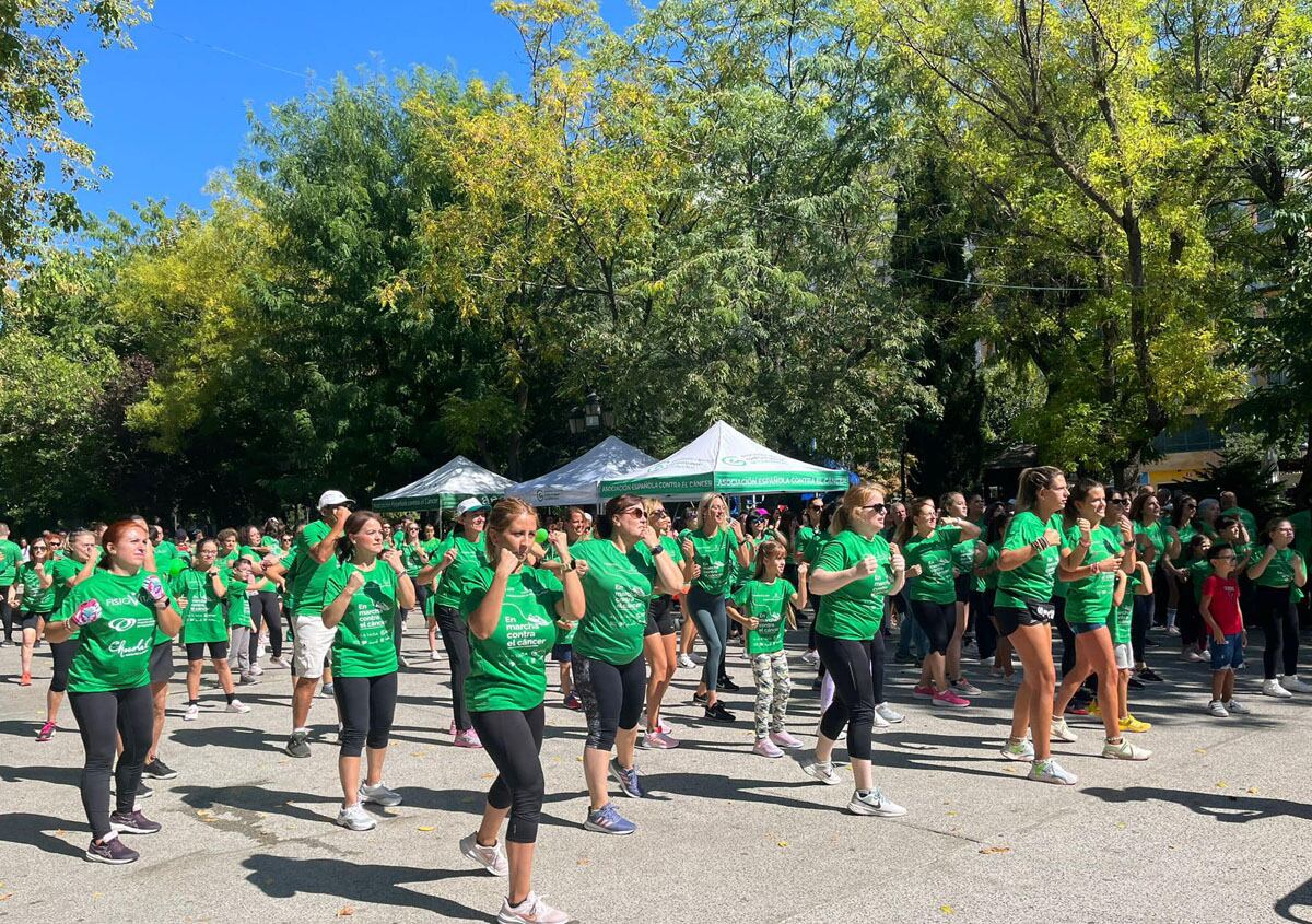 Puertollanenses haciendo deporte colectivo convocados por la AECC