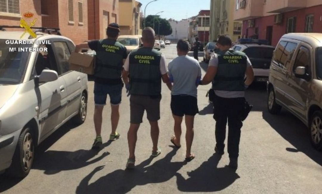 La Guardia Civil detiene a uno de los implicados en la explotación sexual de menores.