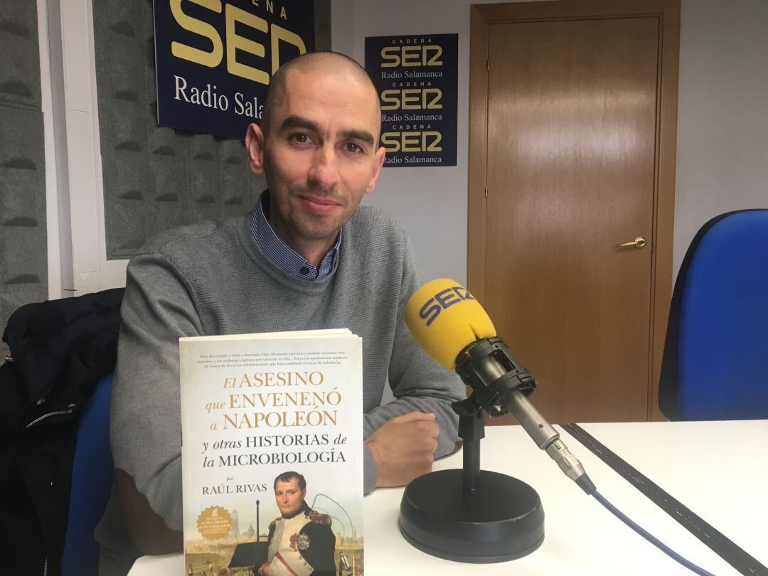 Raúl Rivas en los estudios de Radio Salamanca