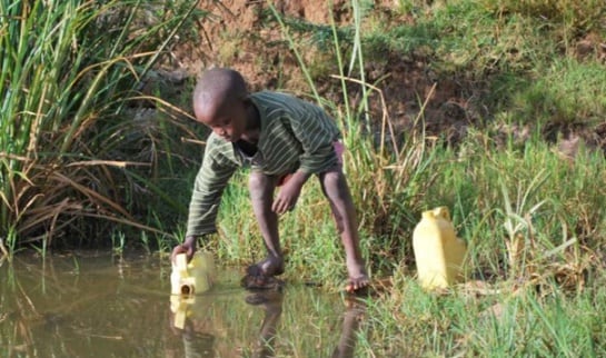 La búsqueda de agua en zonas como las de la imagen es una escena habitual entre la población de las aldeas del continente africano