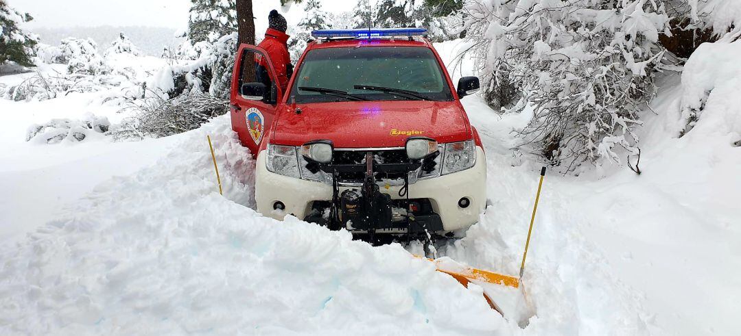 Efectivo del SEPEI limpiando la nieve en plena sierra