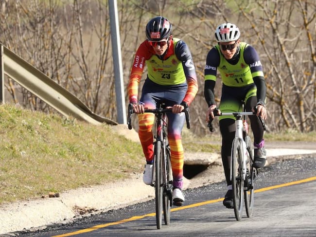 Azabal en el segmento de bicicleta en primera posición