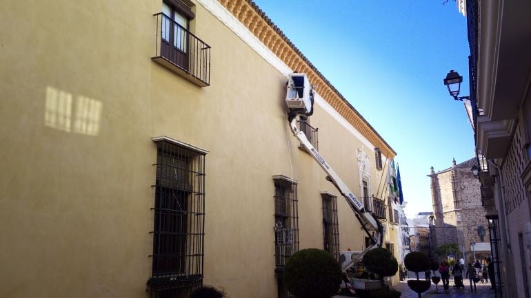 Operarios municipales adornan el palacio de Monsalud, sede del ayuntamiento.