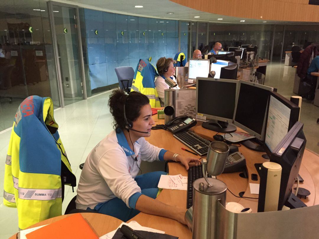 Parte del equipo de profesionales que reciben las llamadas de emergencia en la Comunidad de Madrid. 