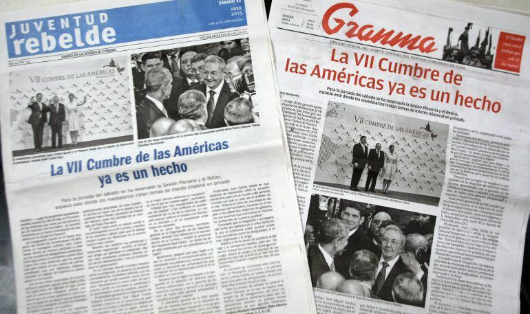 HAB110. LA HABANA (CUBA), 11/04/2015.- Fotografía de las portadas de dos periódicos cubanos con información sobre la Cumbre de las Américas hoy, sábado 11 de abril del 2015, en La habana (Cuba). Después de medio siglo de enemistad, los cubanos amanecen co