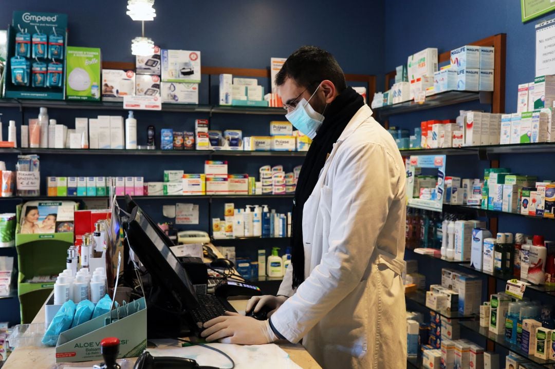 Un farmacéutico en la ciudad de Roma (Italia)