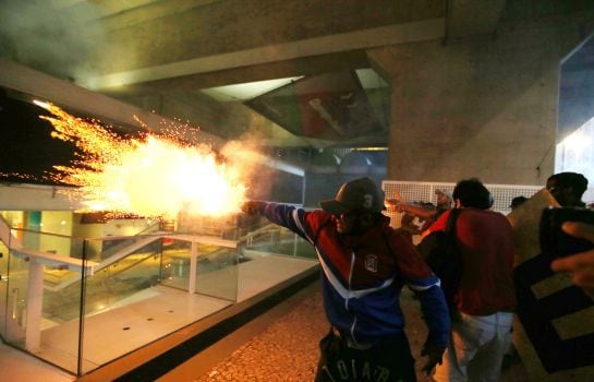 Manifestantes contrarios al gobierno atacan la sede de la Federación de Industria de Sao Paulo.