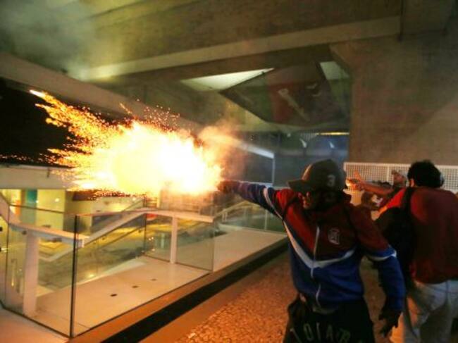 Manifestantes contrarios al gobierno atacan la sede de la Federación de Industria de Sao Paulo.