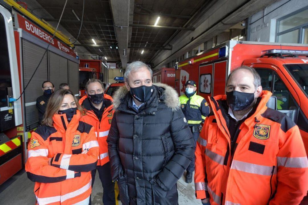 El alcalde de Zaragoza, Jorge Azcón, este pasado fin de semana, durante una visita al operativo de Bomberos de la capital aragonesa por la borrasca 'Filomena'