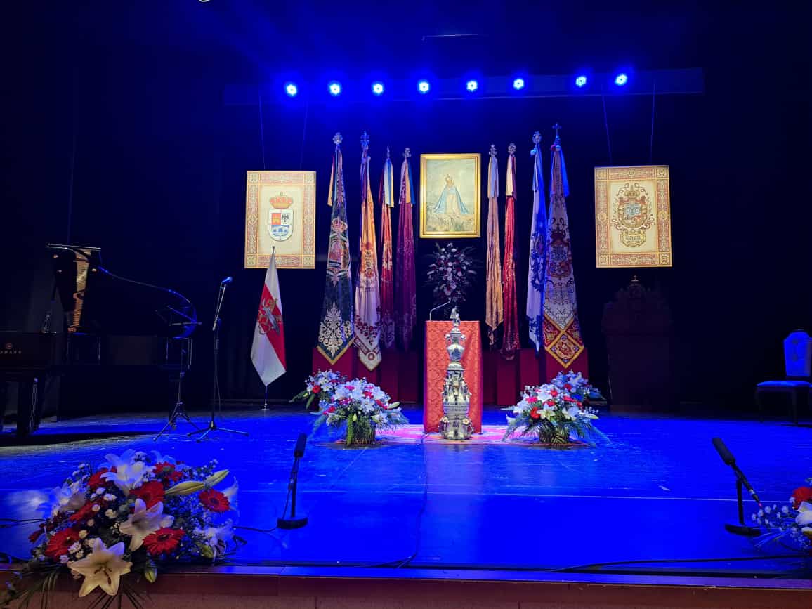 Escenario del Teatro Principal de Andújar previo al pregón de romería.