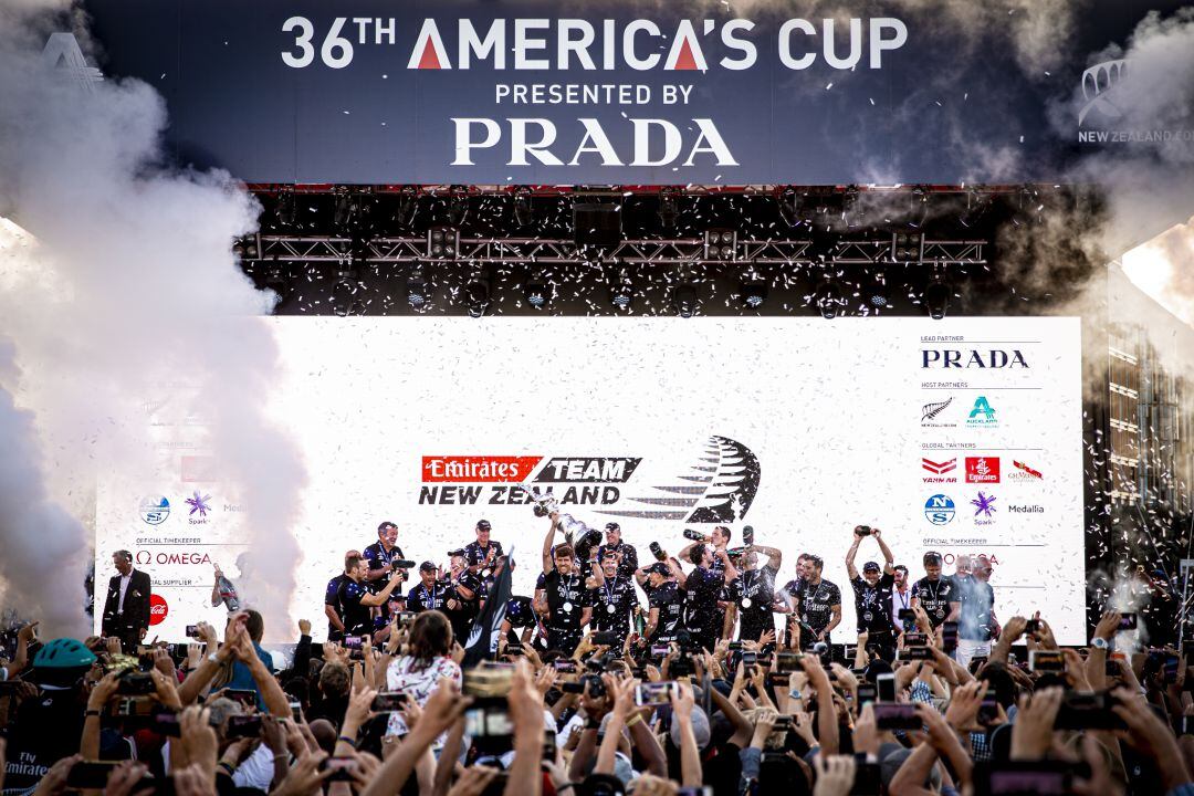 Peter Burling y sus compañeros del Emirates Team New Zealand celebran después de ganar la America&#039;s Cup contra el Luna Rossa Prada Pirelli Team en el puerto de Auckland el 17 de marzo de 2021 en Auckland, Nueva Zelanda.