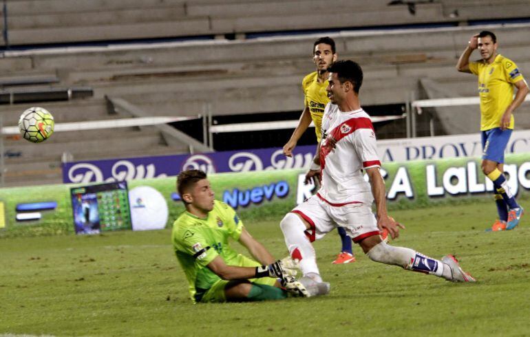 Javi Guerra supera al portero Raúl Lizoain, de la UD Las Palmas