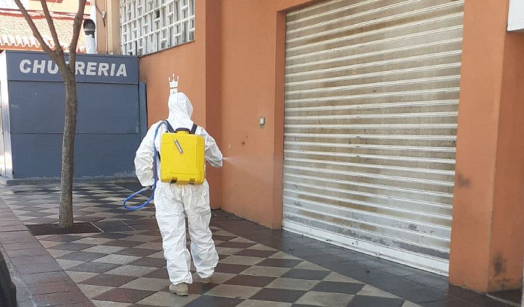 Un operario junto al Mercado Hotel Garrido.