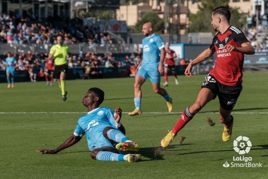 Suleiman, autor del gol celeste, en una pugna durante el choque