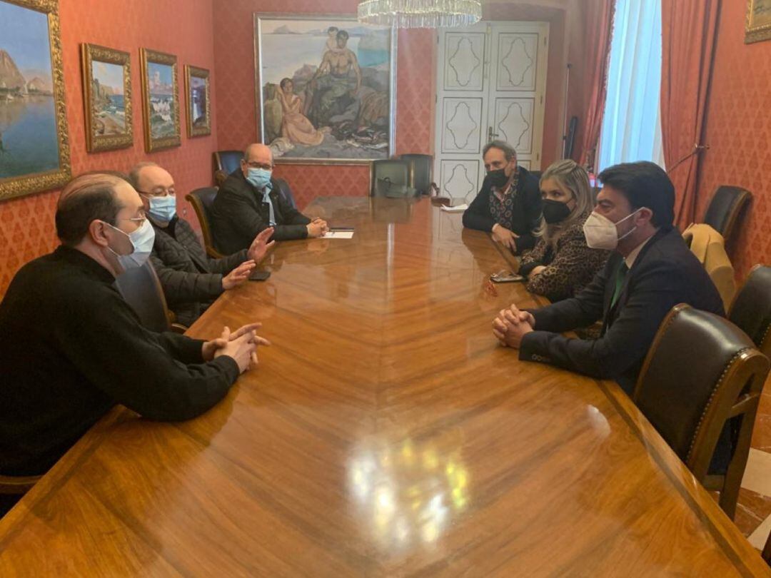 Un momento de la reunión  mantenida entre el equipo de gobierno y el Cabildo de Santa Faz