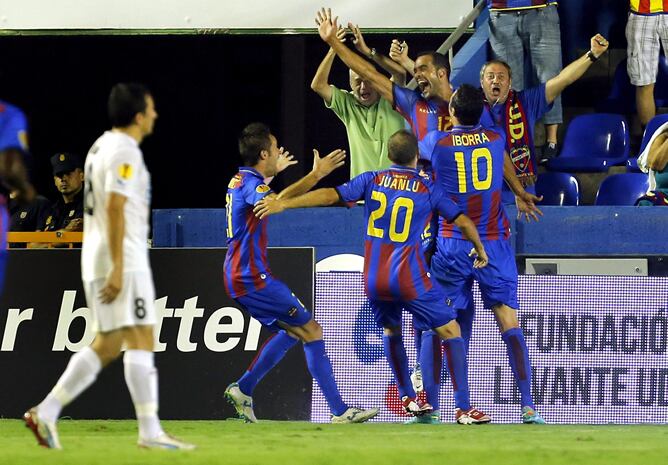 El defensa del Levante Juanfran García (al fondo), celebra con sus compañeros el primer gol de su equipo.