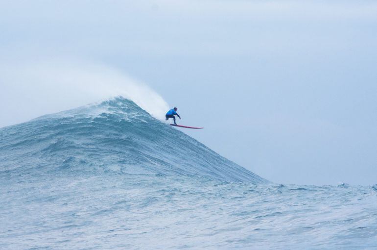 Un surfero en una ola gigante.