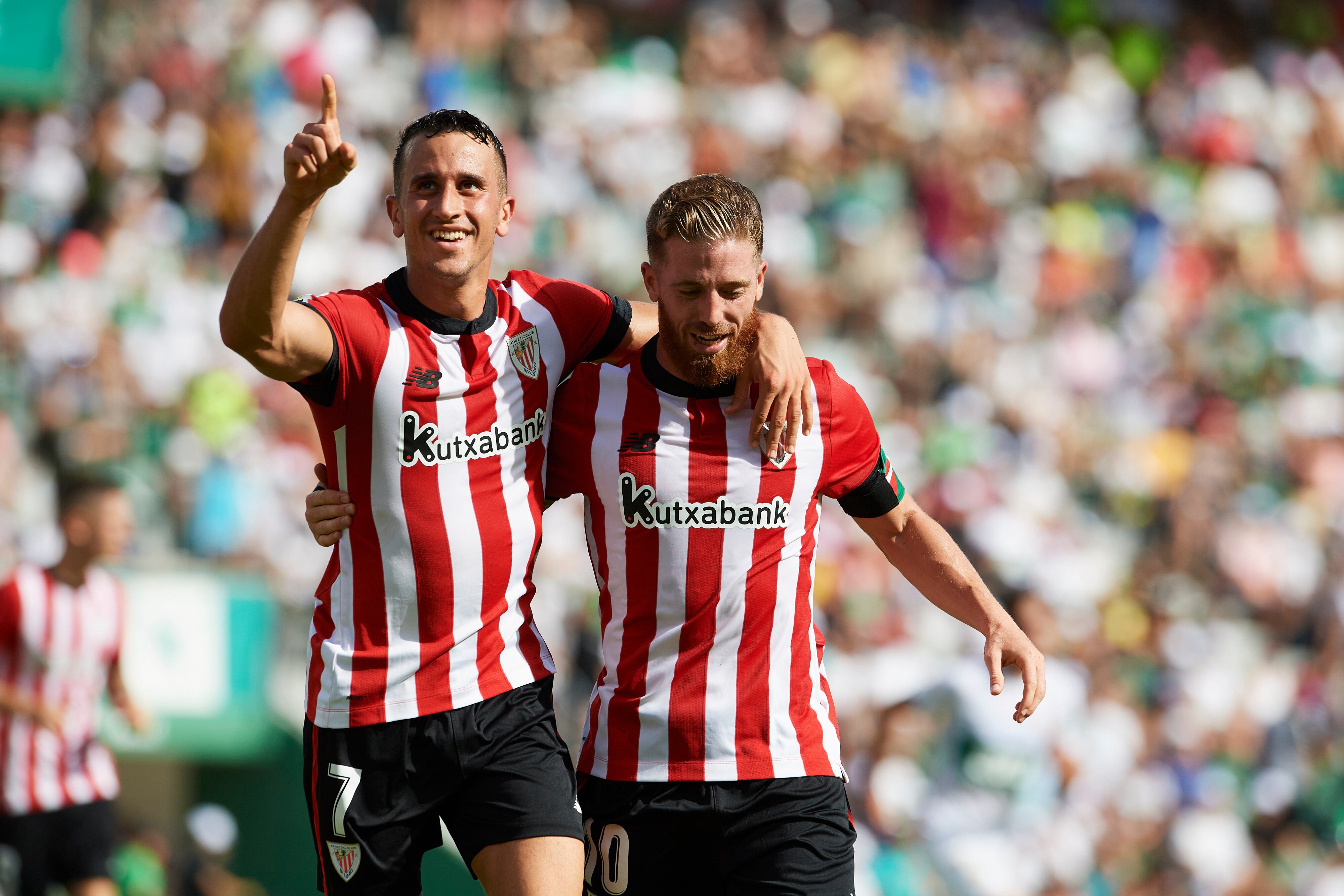 Berenguer celebra junto a Iker Muniain un gol anotado al Elche