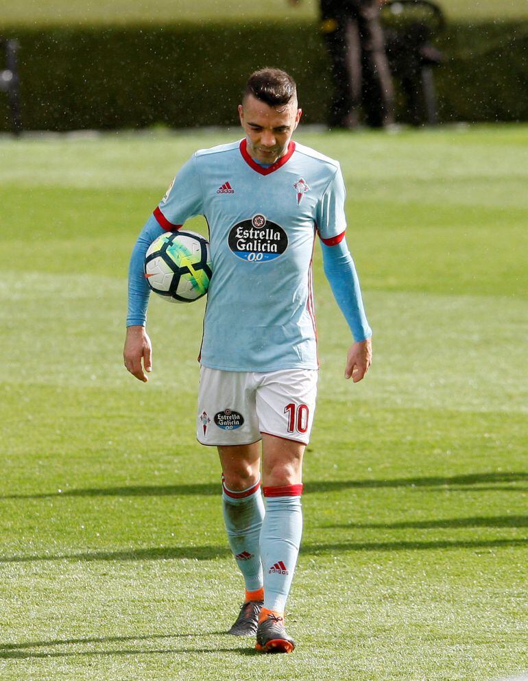 Iago Aspas, se lleva el balón tras haber marcado un hat-trick con su equipo