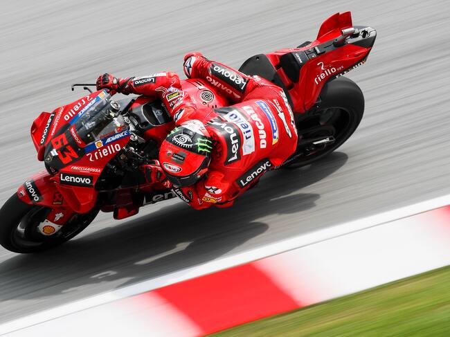 Sepang (Malaysia), 22/10/2022.- El italiano Francesco Bagnaia de Ducati Team en acción durante el GP de malasia (Motociclismo, Ciclismo, Francia, Malasia) EFE/EPA/FAZRY ISMAIL
