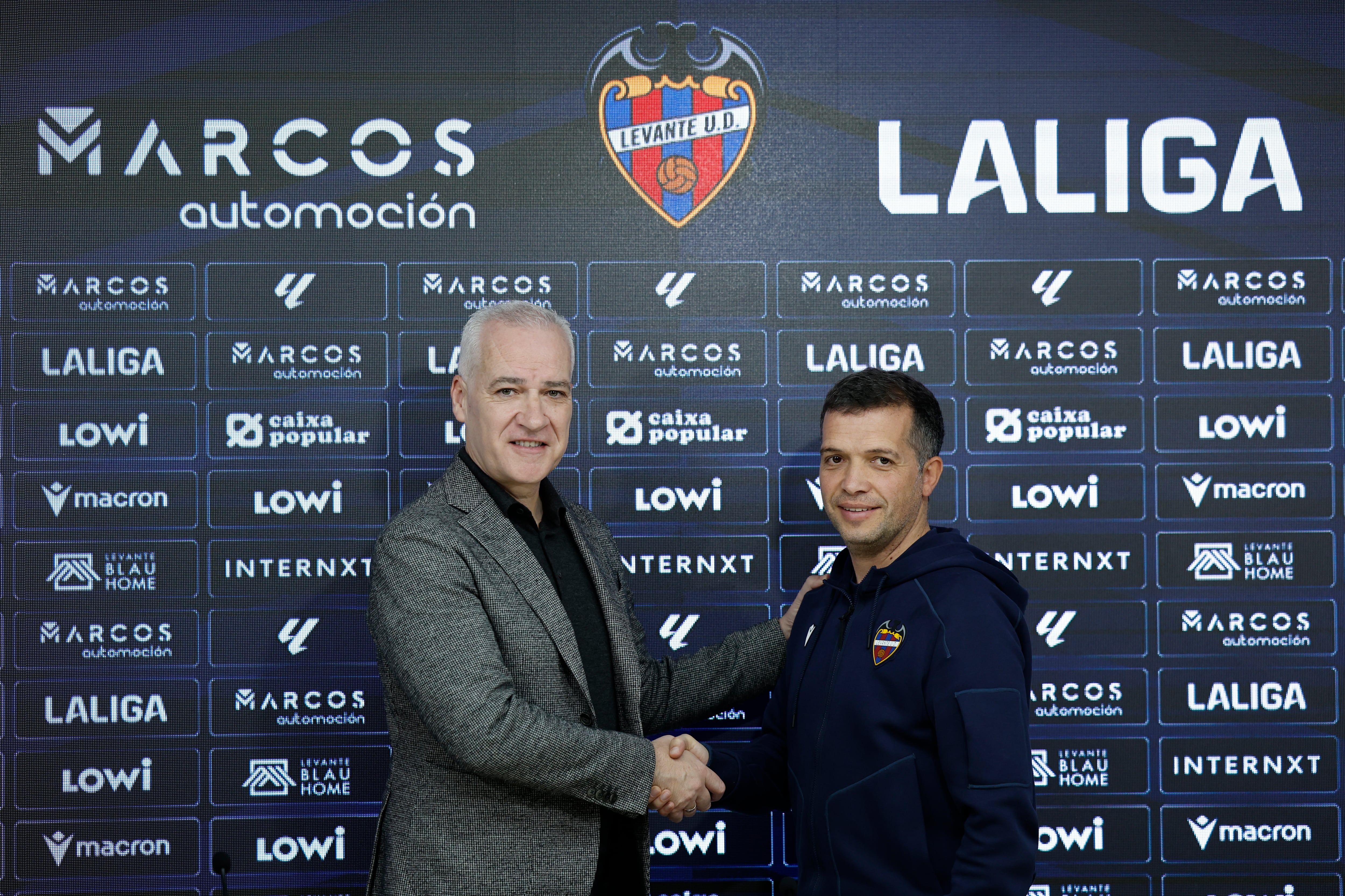 VALENCIA (ESPAÑA), 03/01/2026.- El presidente del Levante, Pablo Sánchez (i) estrecha la mano del nuevo entrenador, el portugués Luis Castro (d) durante su presentación este sábado en Valencia. EFE/ Ana Escobar