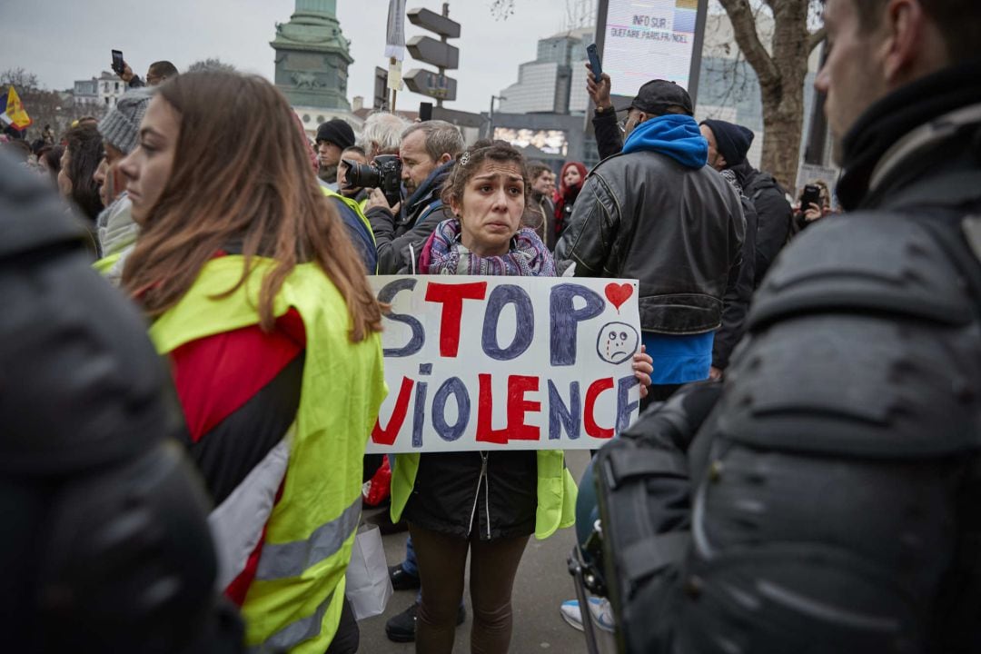 En París, cientos de mujeres se reunieron en la plaza de la Bastilla para marchar hacia la de la República y hacia la plaza de la Ópera,