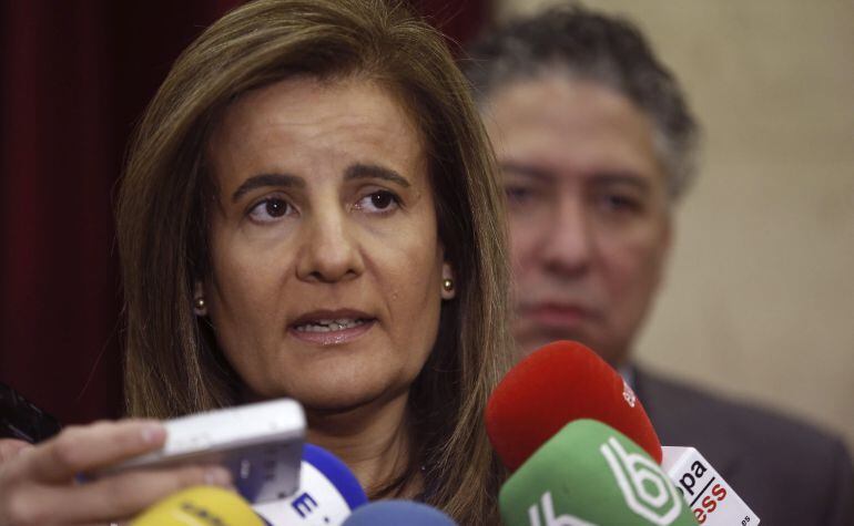 La ministra de Empleo, Fátima Báñez, en declaraciones a los medios después de dar a conocer los datos de paro registrado en diciemre