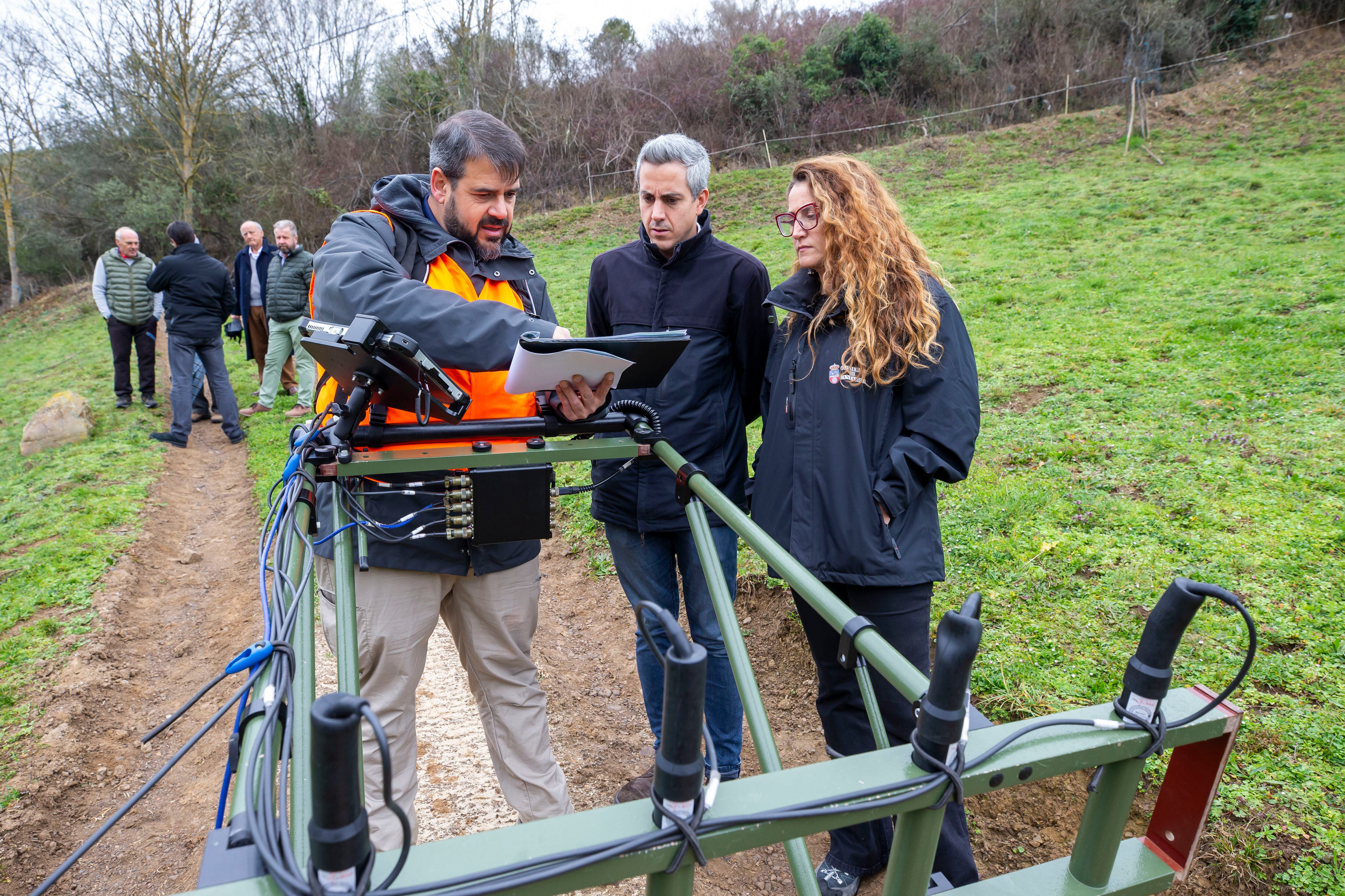 El vicepresidente y consejero de Universidades, Igualdad, Cultura y Deporte, Pablo Zuloaga, asiste a los trabajos de geolocalización de fosas de víctimas de la Guerra Civil.