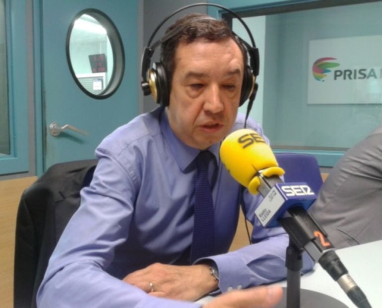 El delegat del Govern de la Generalitat a Lleida, parla als micròfons de la Ser de la logística del nou 9N