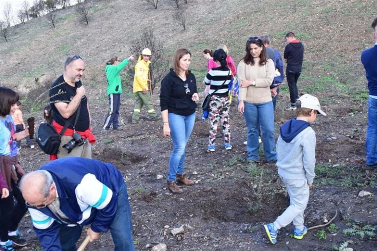 La delegada de Medio Ambiente de la Junta en Granada Inma Oria participa en Motril en una plantación de árboles en la zona quemada por el incendio de Lújar