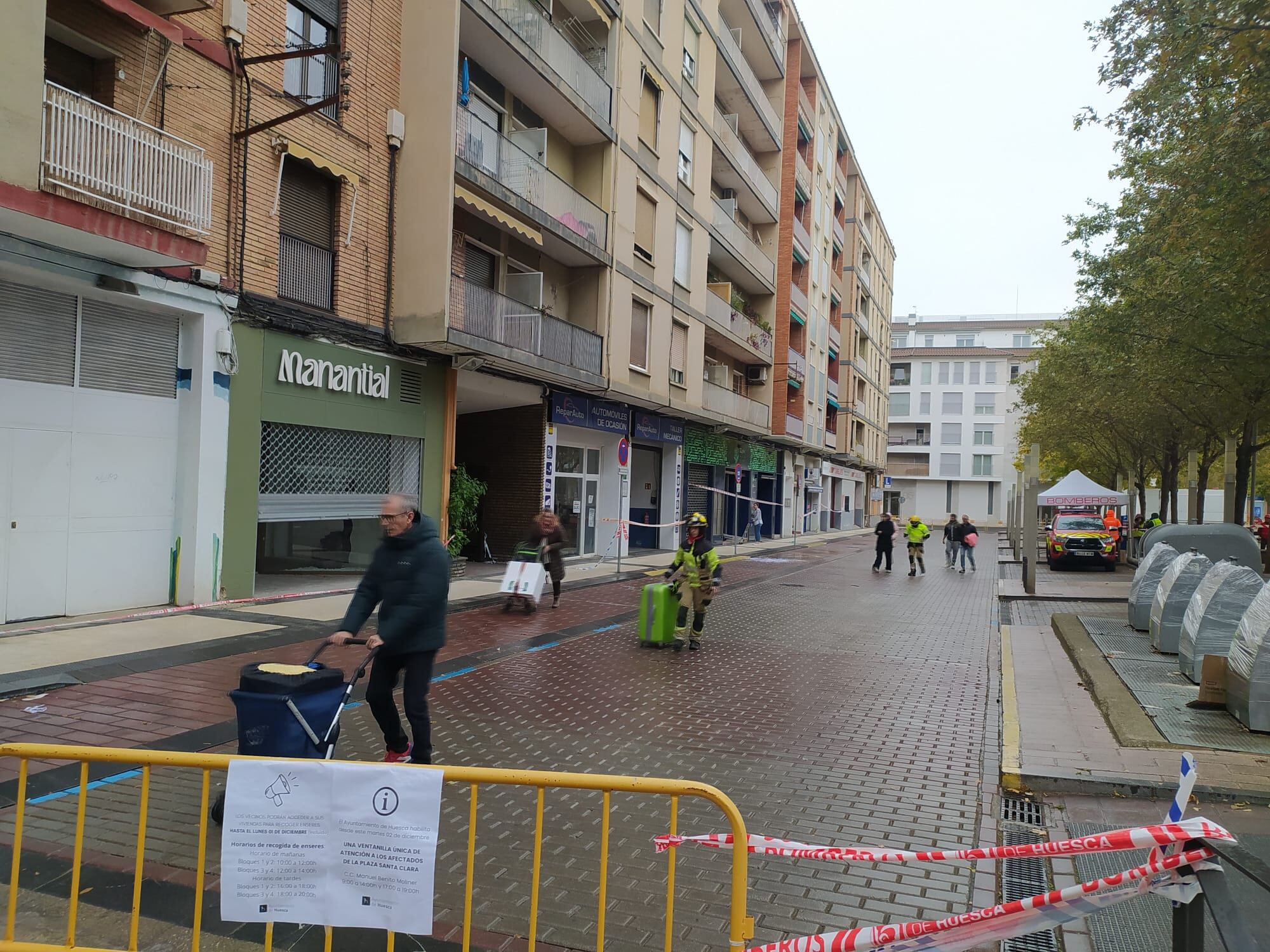 Los vecinos de Santa Clara recogiendo enseres 