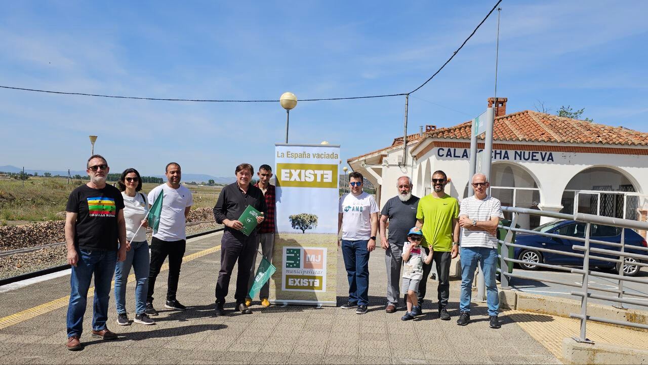 Tomás Guitarte, candidato de Teruel Existe, en la estación de Calamocha, defendiendo el tren convencional