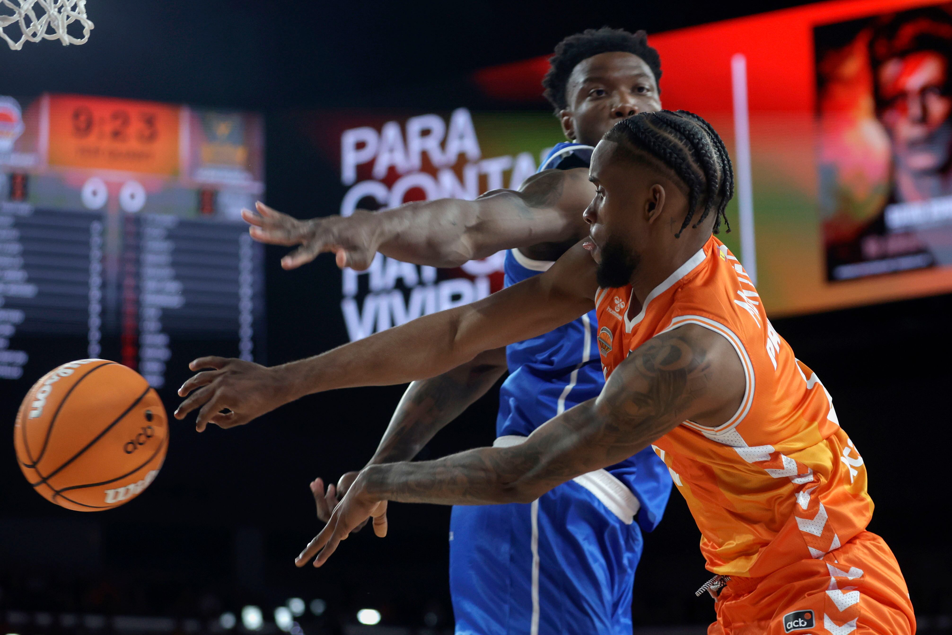 VALENCIA, 08/03/2026.- El escolta dominicano del Valencia Basket, Jean Montero (d) intenta superar al base estadounidense del UCAM Murcia David de Julius durante el partido de la jornada 21 de la Liga Endesa de baloncesto disputado hoy domingo en el pabellón Roig Arena de Valencia, entre Valencia Basket y UCAM Murcia. EFE/Miguel Ángel Polo.
