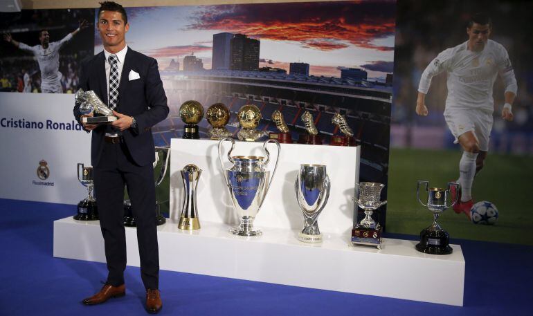 Cristiano posa con el trofeo que le ha concedido el Real Madrid como máximo goleador de la historia del club.