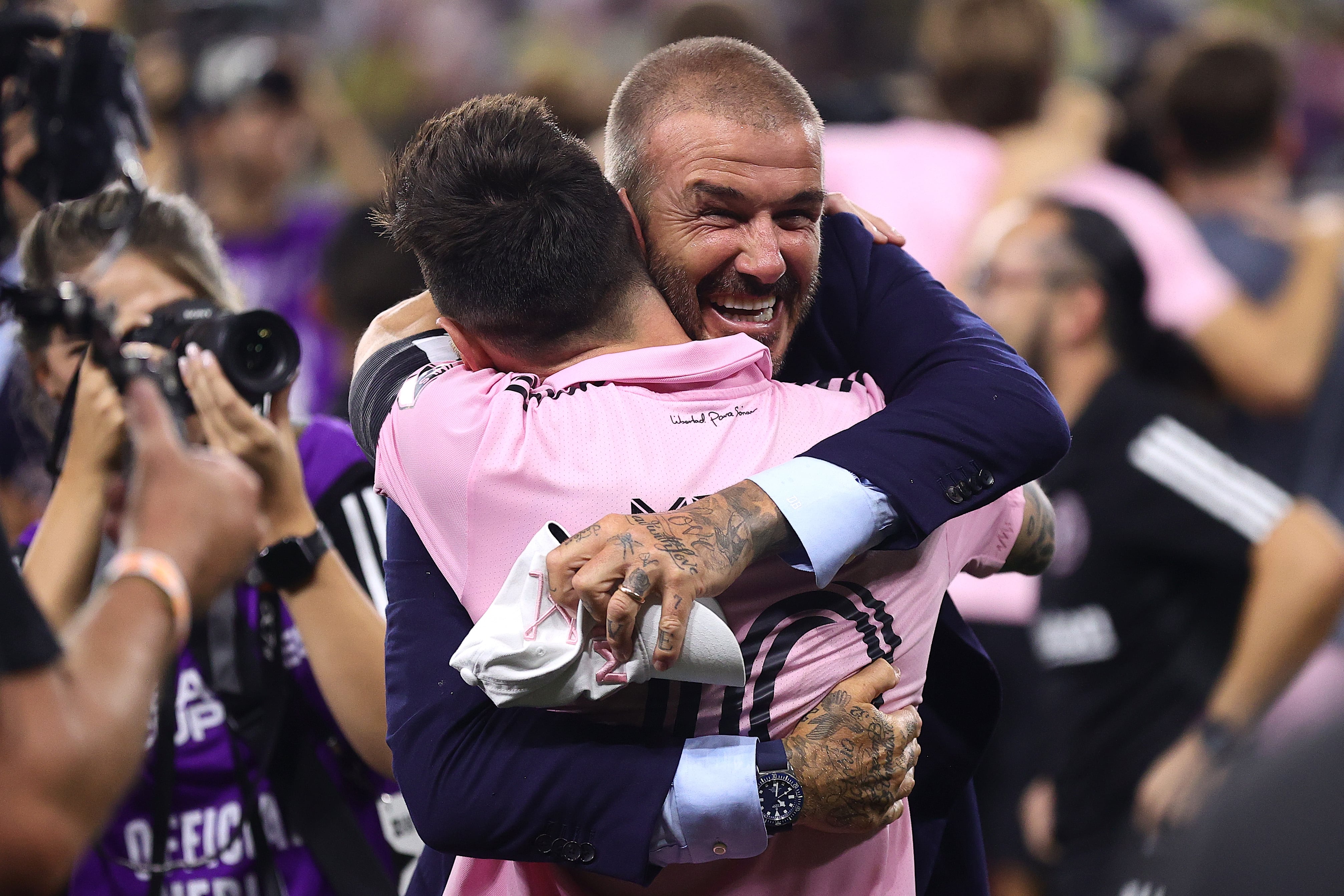 Abrazo entre David Beckham y Leo Messi