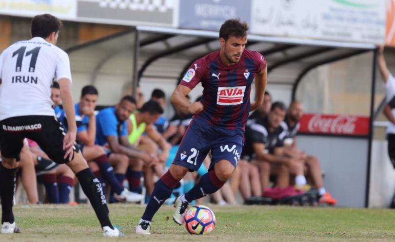 Pedro León en su debut con la camiseta del Eibar en el Stadium Gal de Irún.