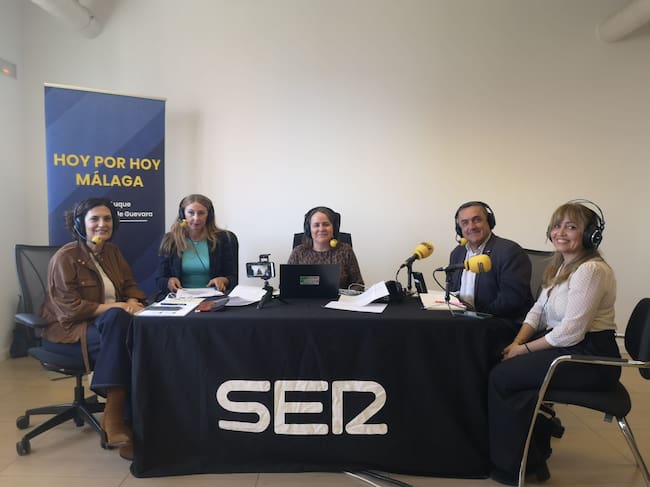 De izquierda a derecha: Trinidad Hernández, concejala de Movilidad del Ayuntamiento de Málaga; María Lafuente (OCU Málaga); Esther Luque, periodista de la SER; Fernando Cubillo (CCOO) y María José Márquez (Ruedas Redondas).
