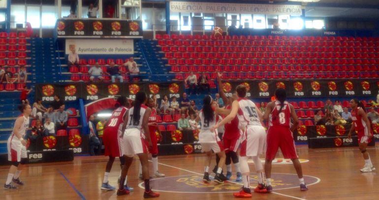 Salto inicial del partido de hoy entre Cuba y Canadá en Palencia 