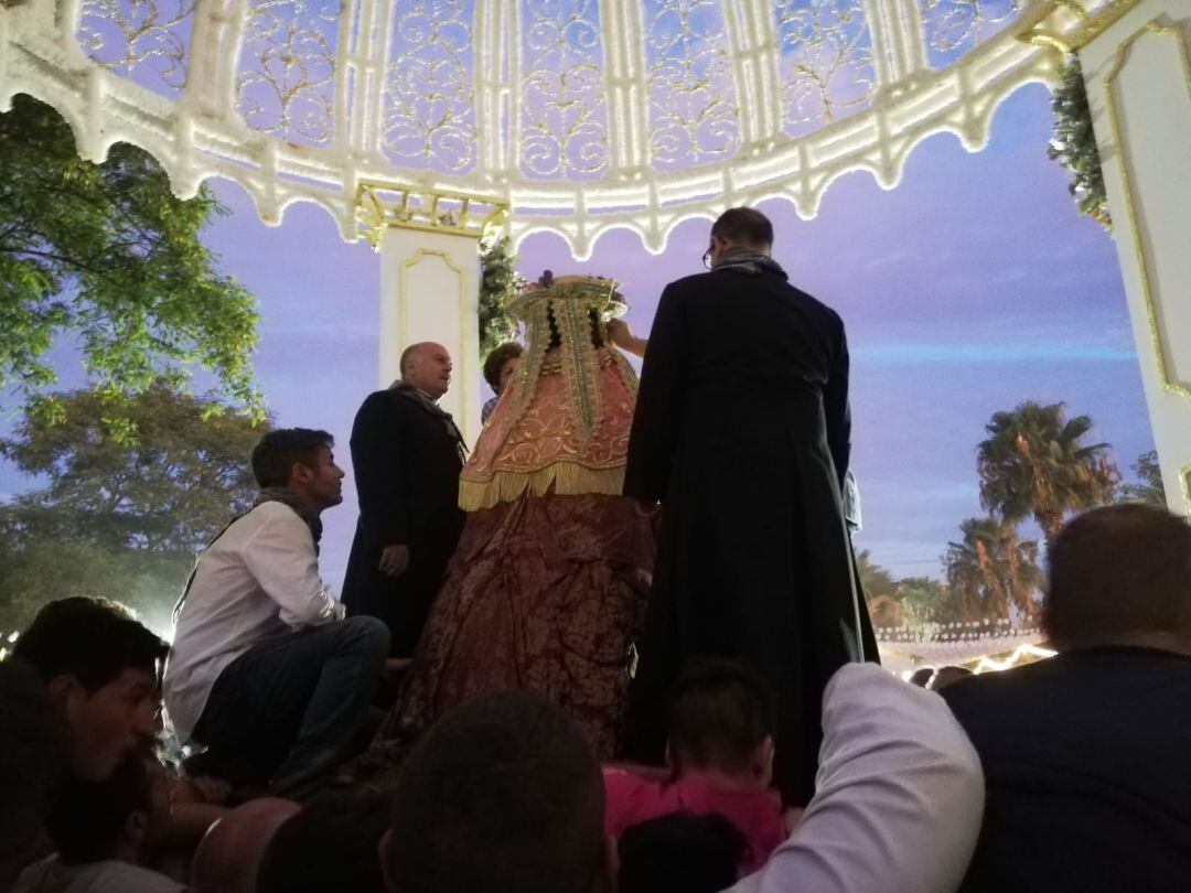 Momento en el que le quitan el pañito a la Virgen del Rocío.