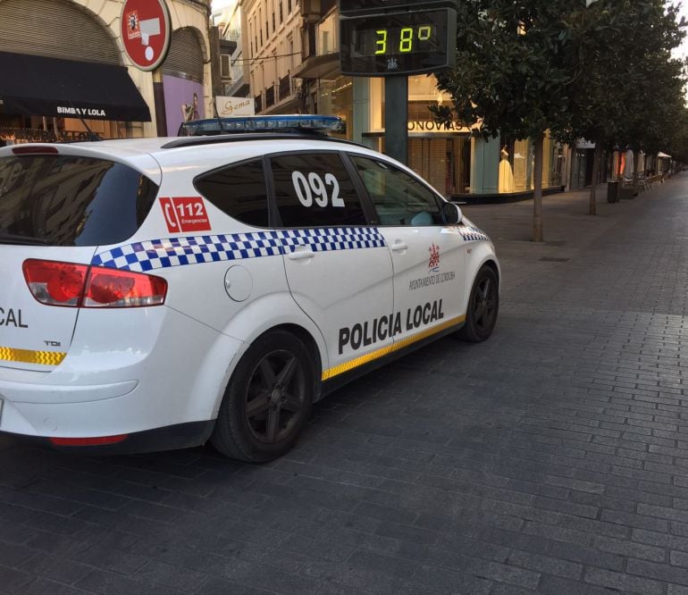 Un coche de la policía local, en la calle Cruz Conde