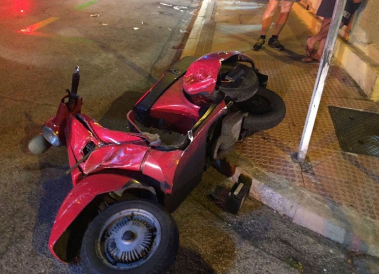 Un conductor de ciclomotor choca contra la entrada del túnel de La Marga en Santander