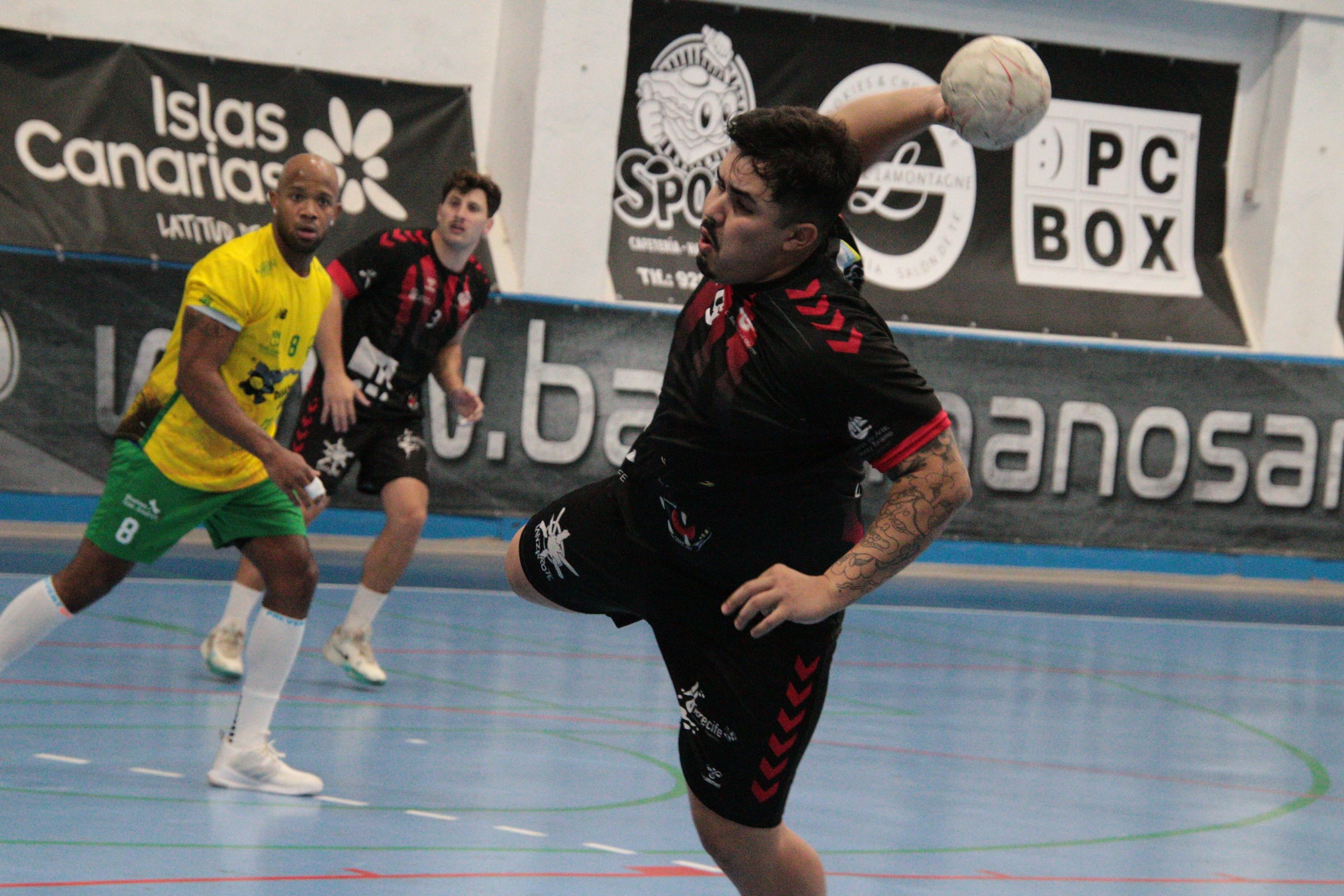 Lanzamiento del Balonmano Lanzarote Ciudad de Arrecife.