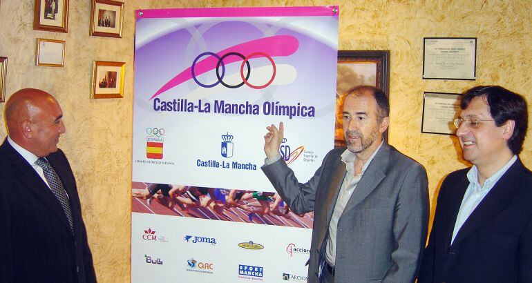 Javier Martín del Burgo, en el centro de la imagen