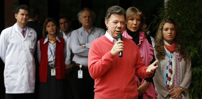 El presidente de Colombia habla ante los medios tras recibir el alta médica.