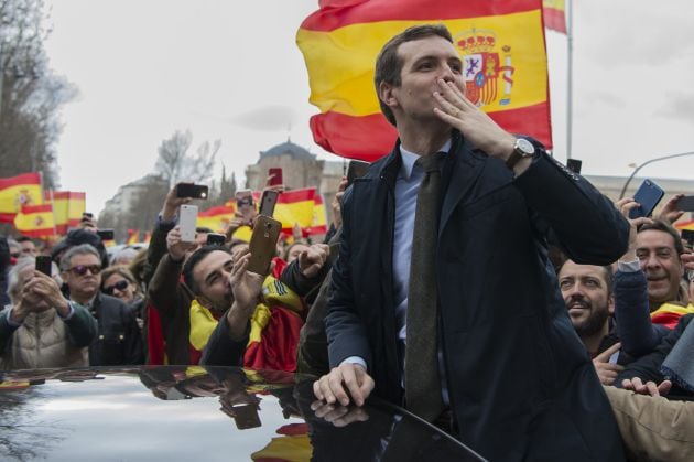 Pablo Casado, líder de PP, saluda a los manifestantes